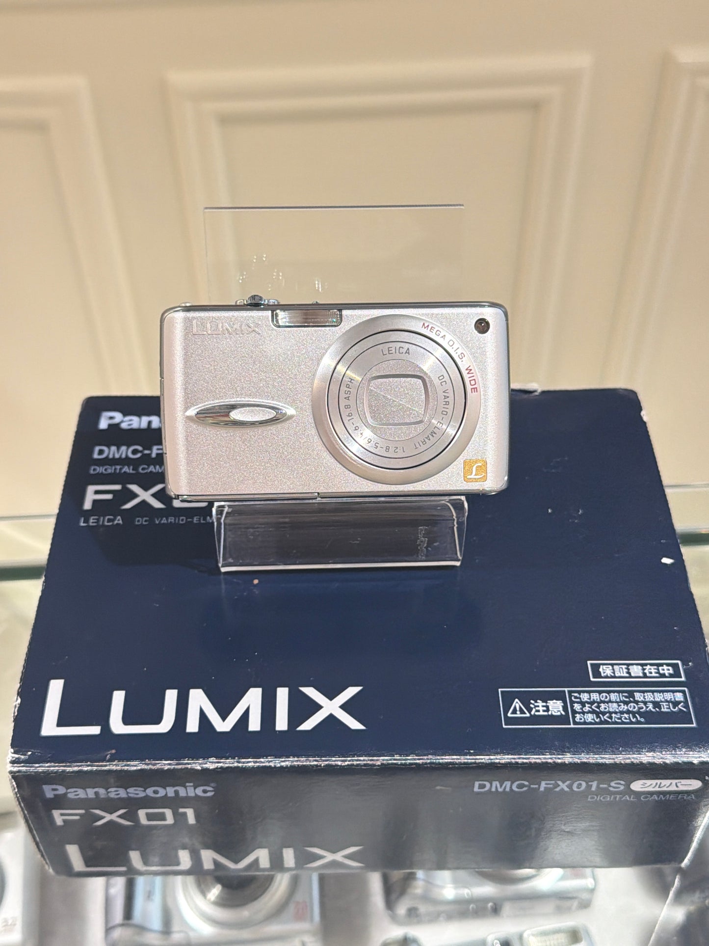 Panasonic LUMIX DMC-FX01
nearly new condition fullset Leica Lens