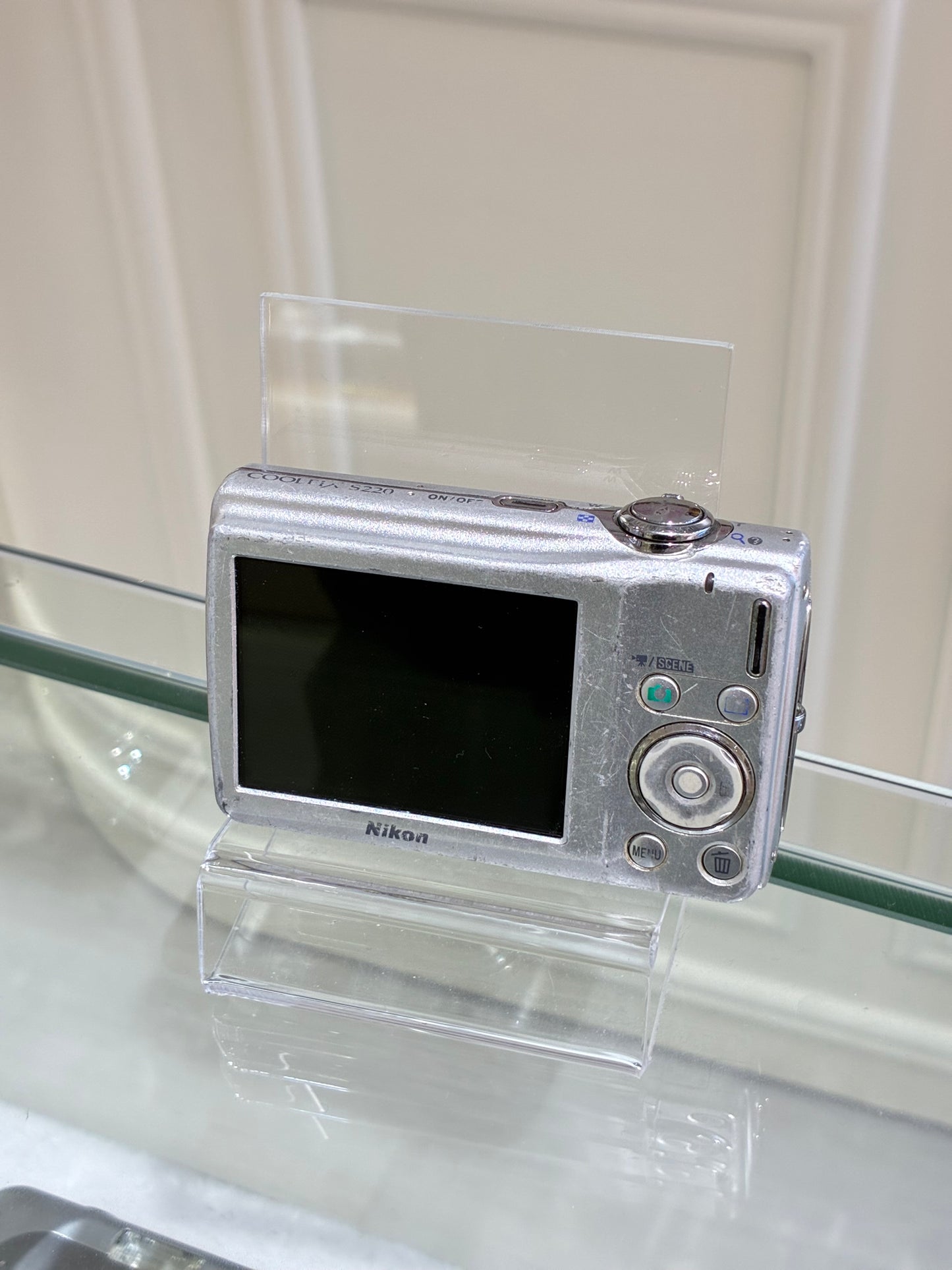 Nikon Coolpix S220 in silver