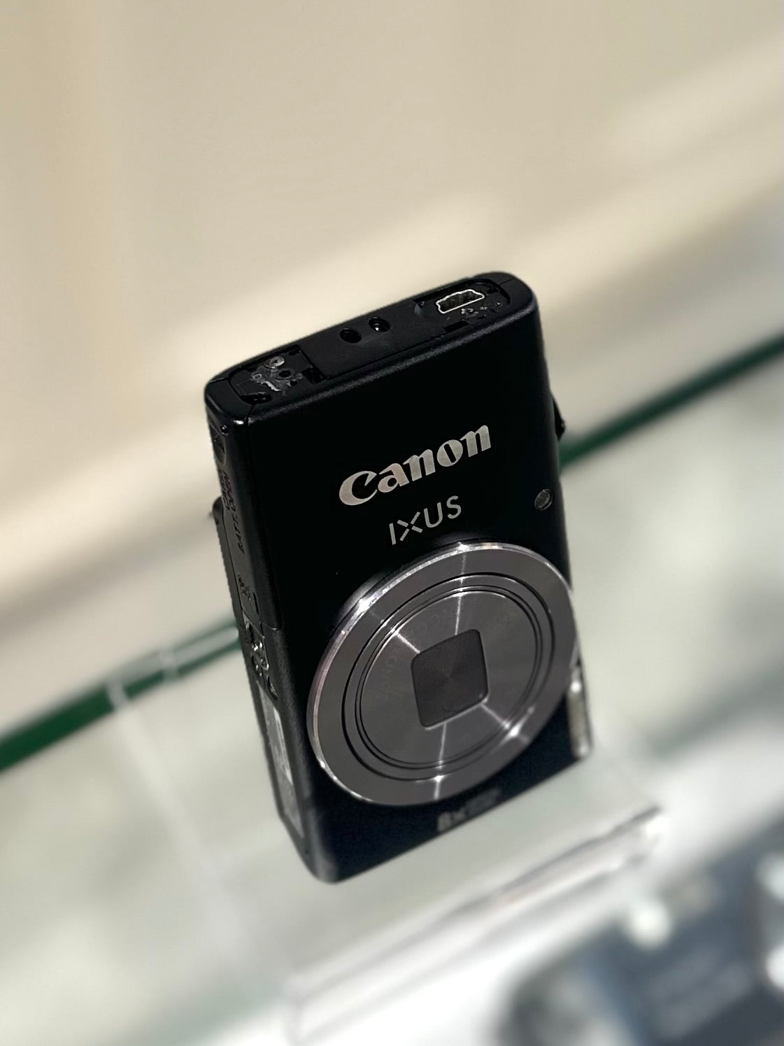 Canon IXUS 132 in black