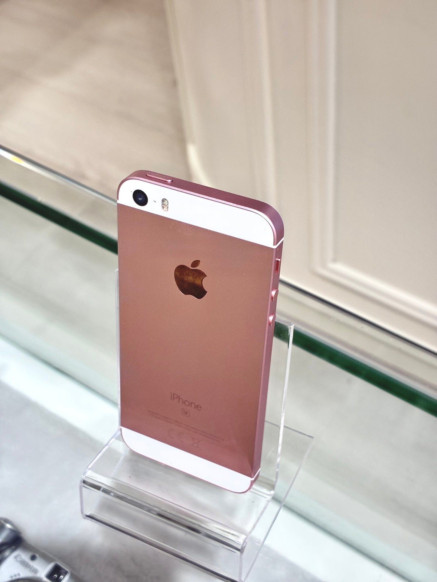iPhone SE in pink | Nearly new and excellent condition