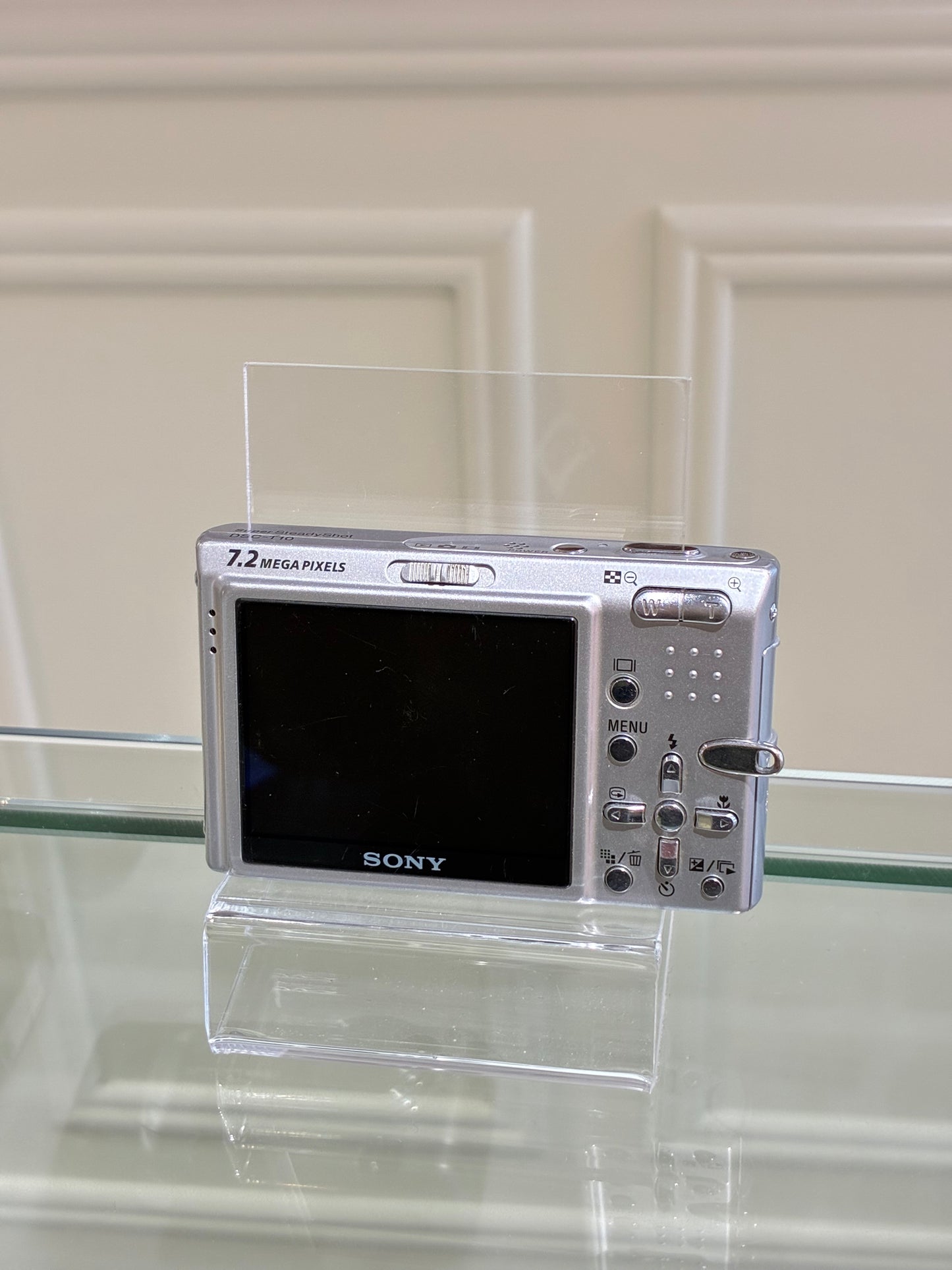 Sony Cybershot DSC T10 in silver