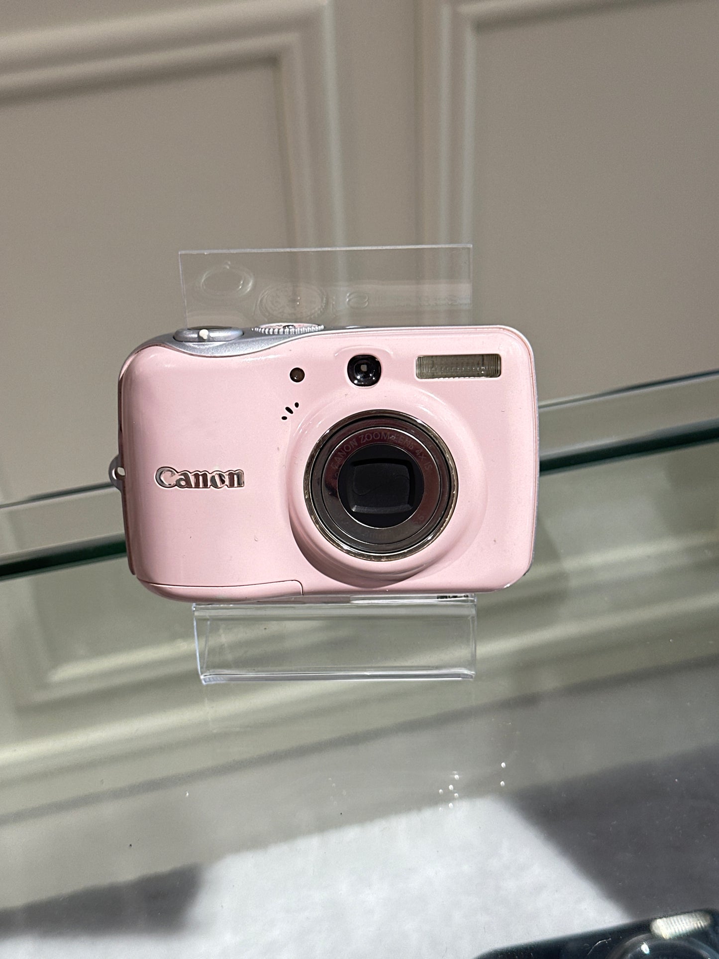 Canon Powershot E1 in pink
