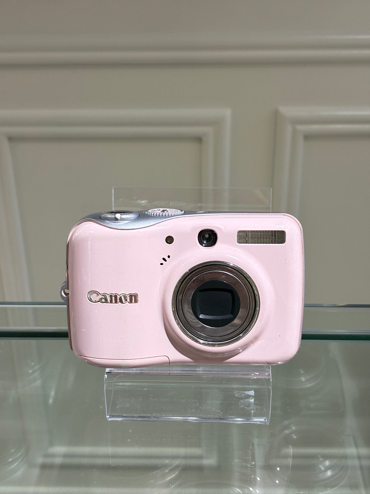 Canon Powershot E1 in pink