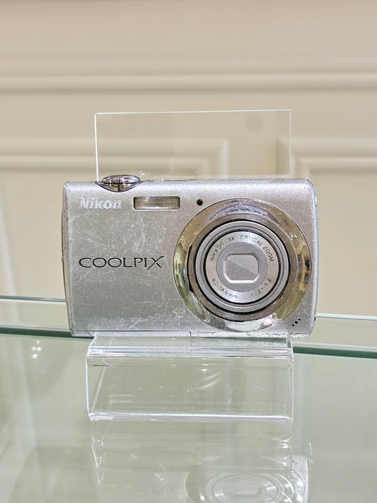 Nikon Coolpix S220 in silver