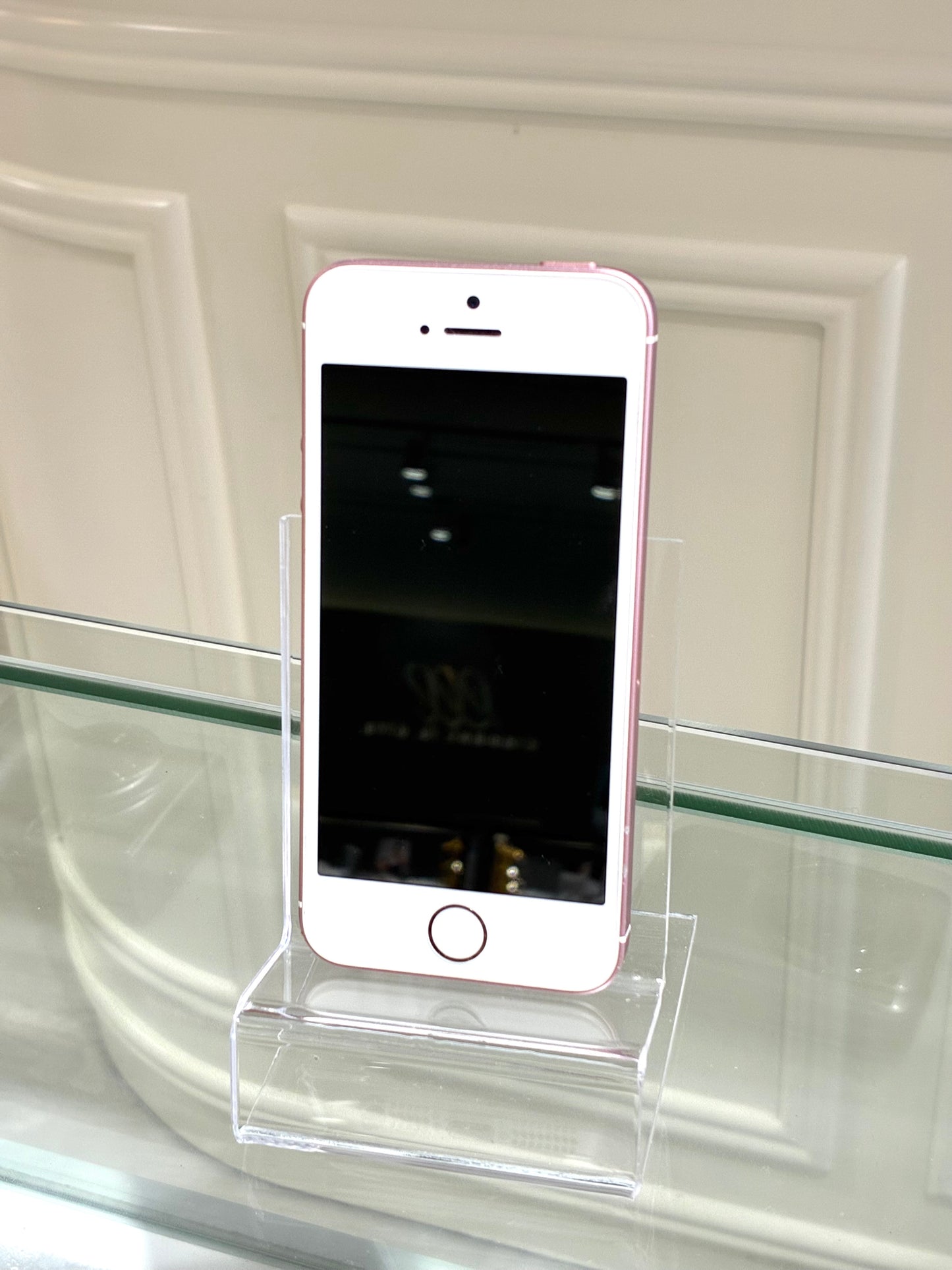 iPhone SE in pink | Nearly new and excellent condition