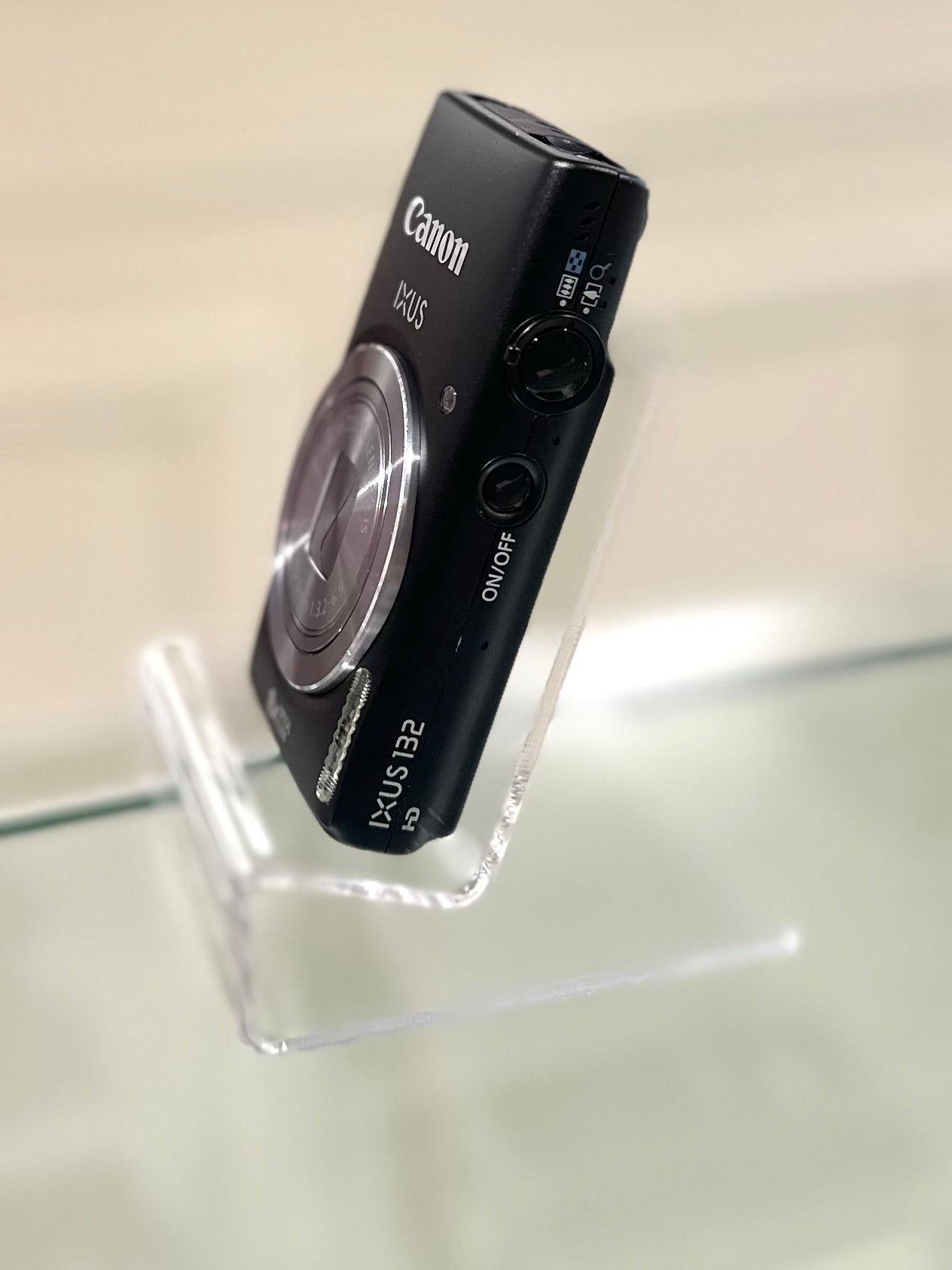 Canon IXUS 132 in black