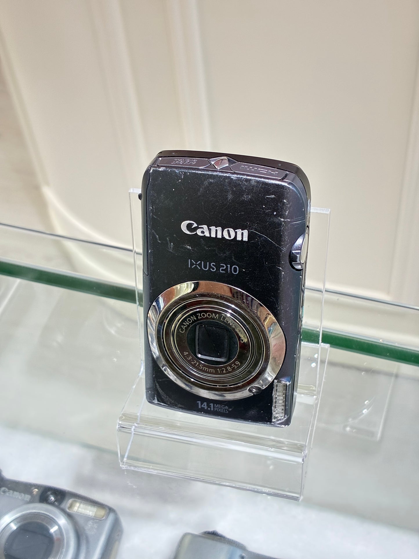 Canon IXUS 210 in black