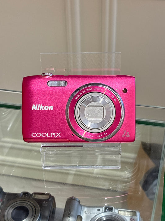 Nikon Coolpix S3500 nearly new condition