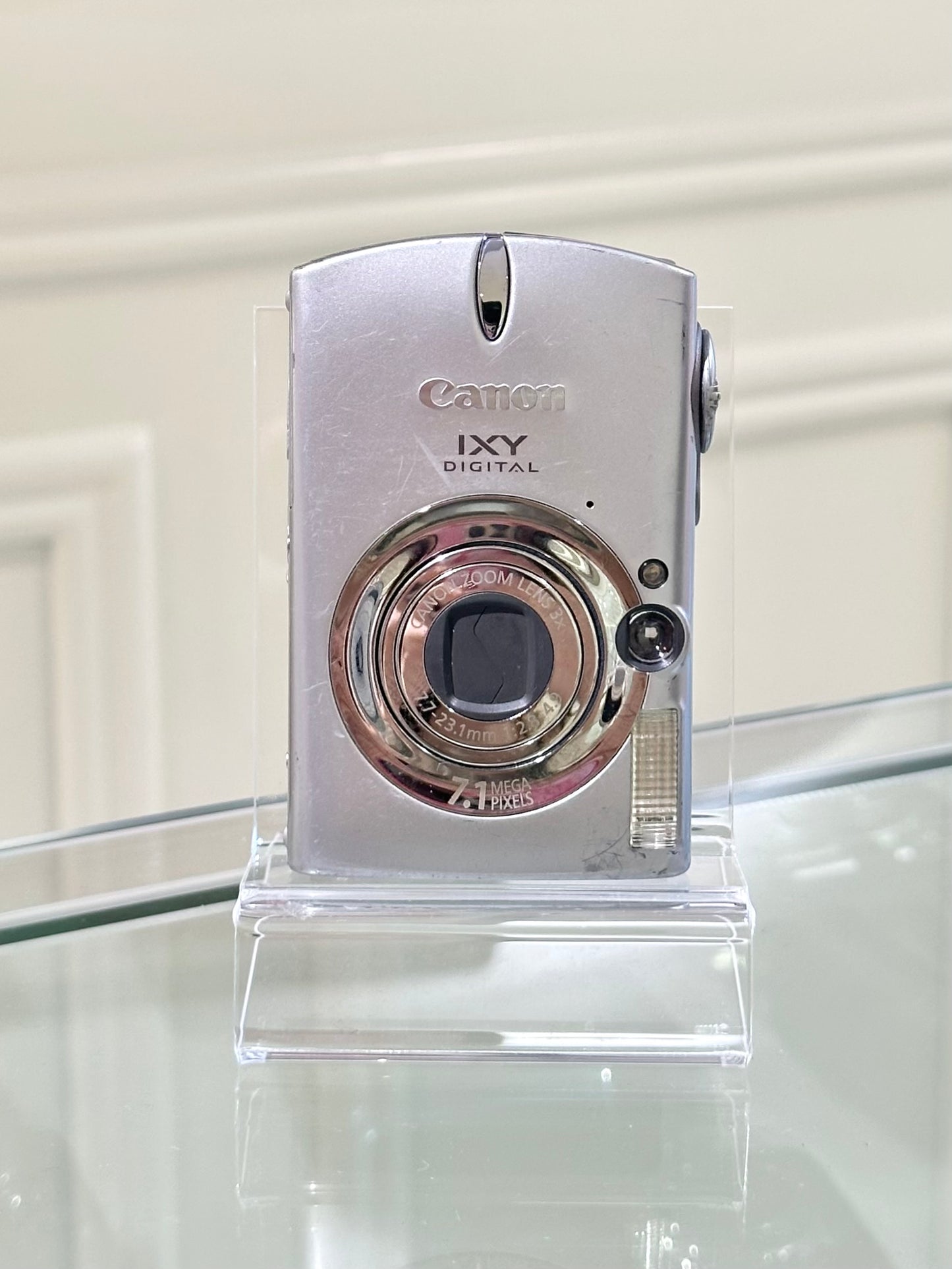 Canon IXY 700 in silver