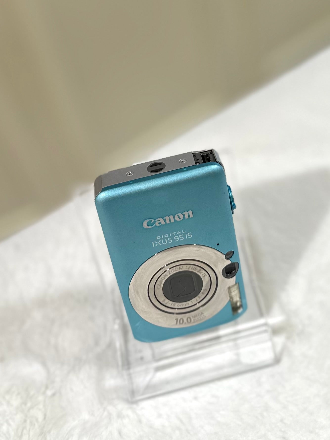 Canon IXUS 95is in Tiffany blue