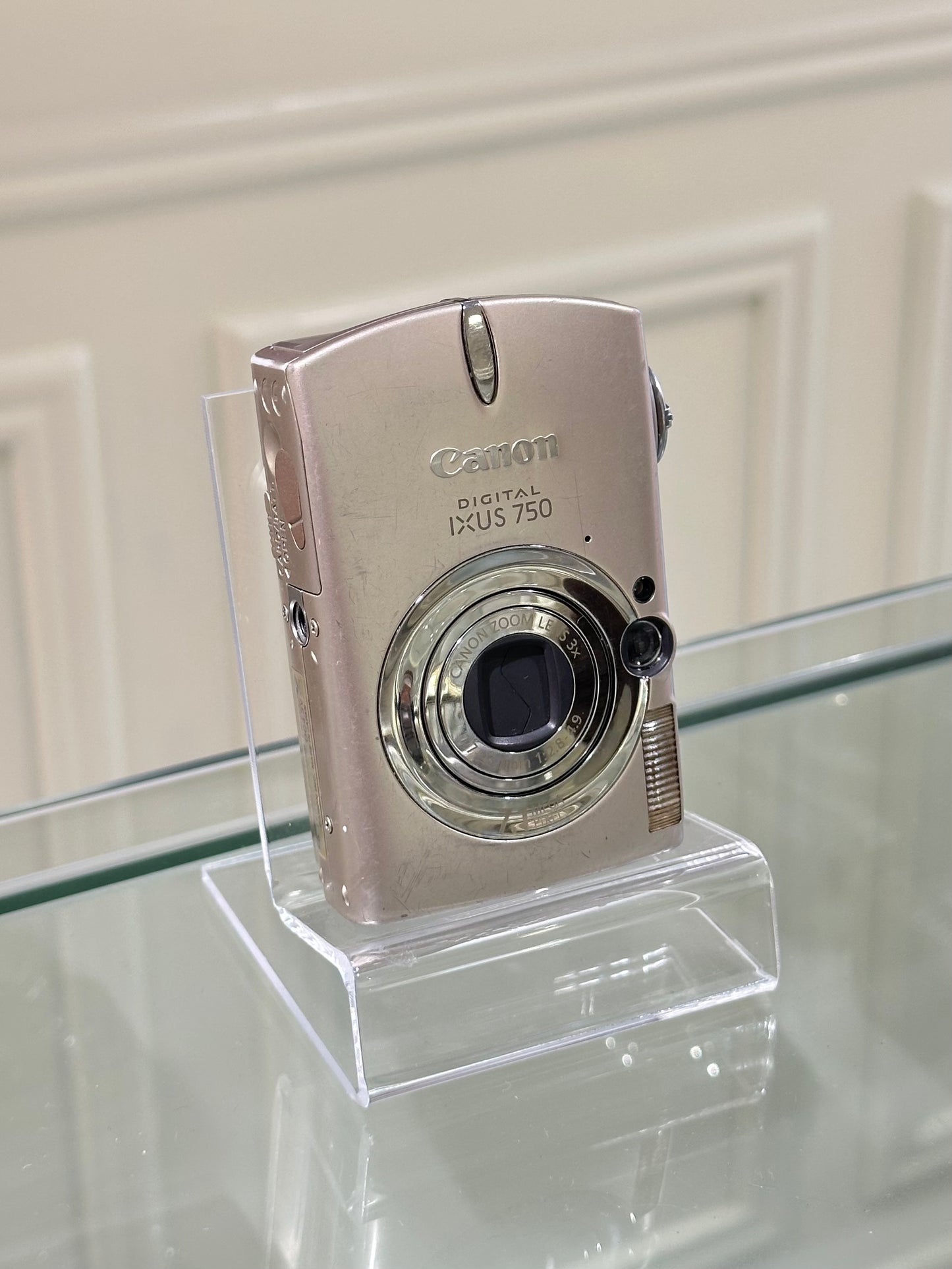Canon IXUS 750is in gold