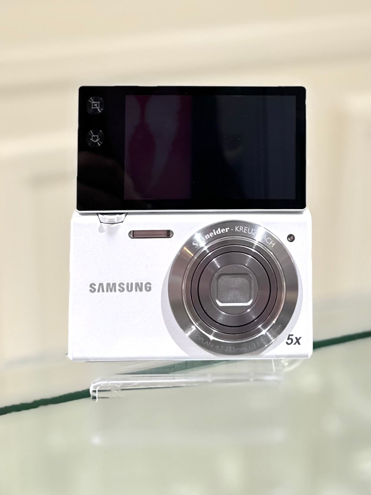 Samsung MV800F in white | Ultra Rare and Nearly New