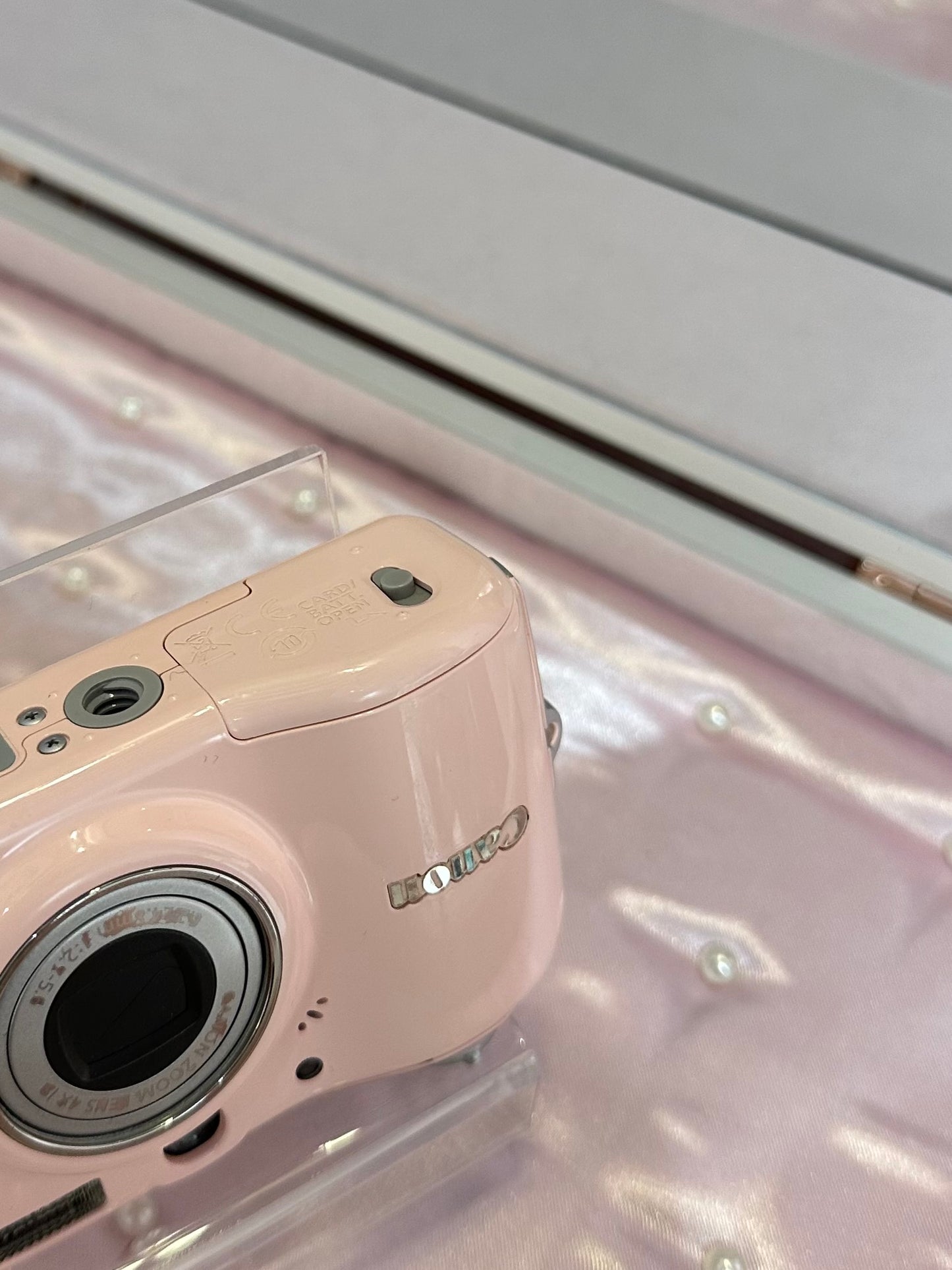 Canon Powershot E1 in pink