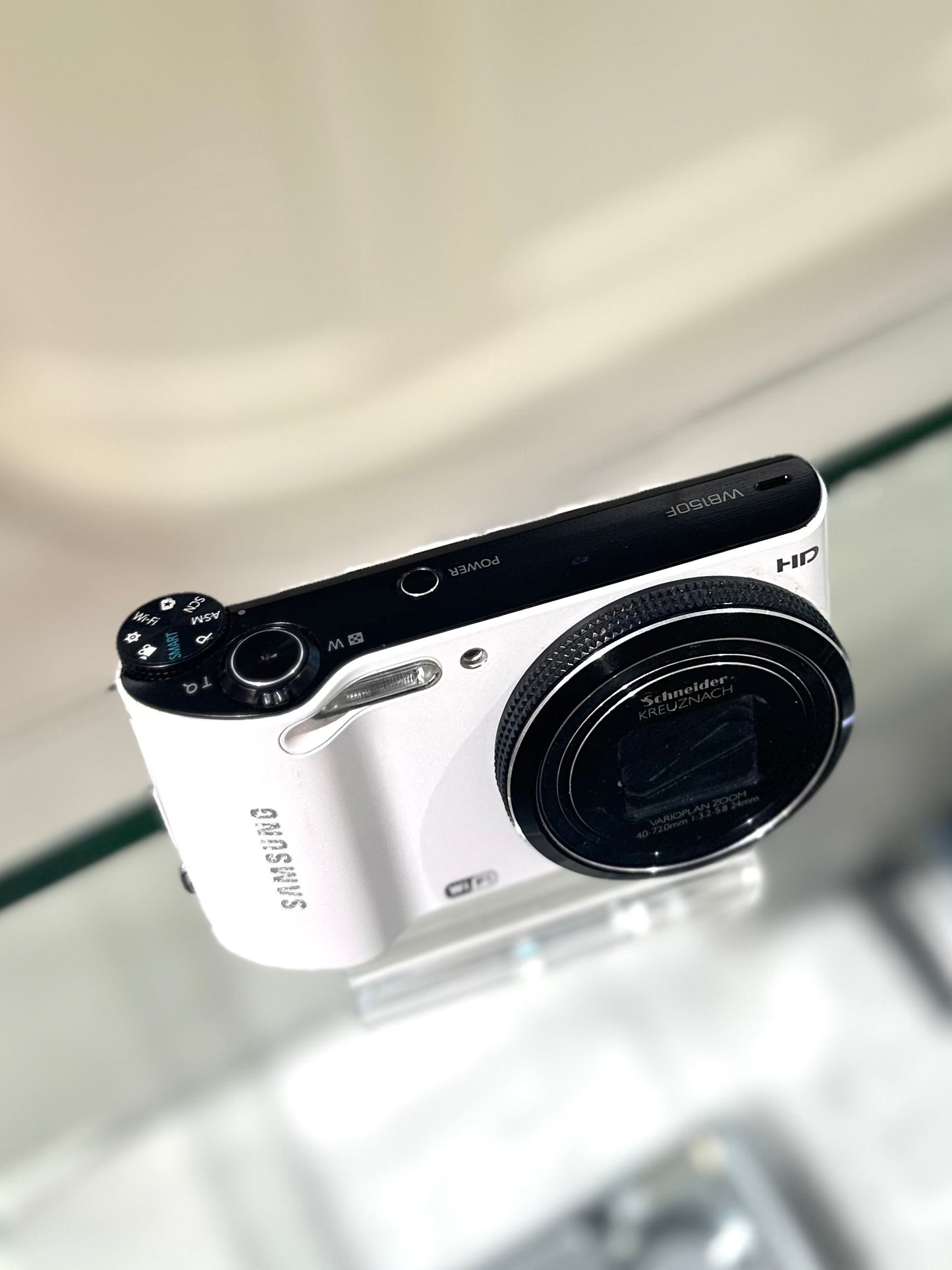 Samsung WB150F in white