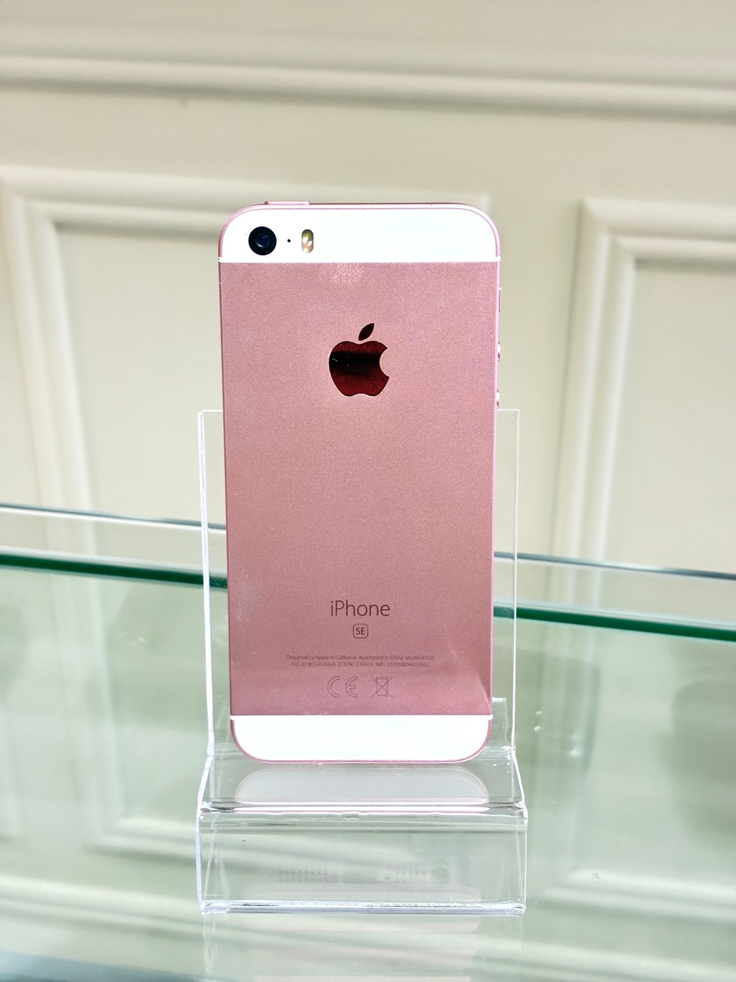 iPhone SE in pink | Nearly new and excellent condition