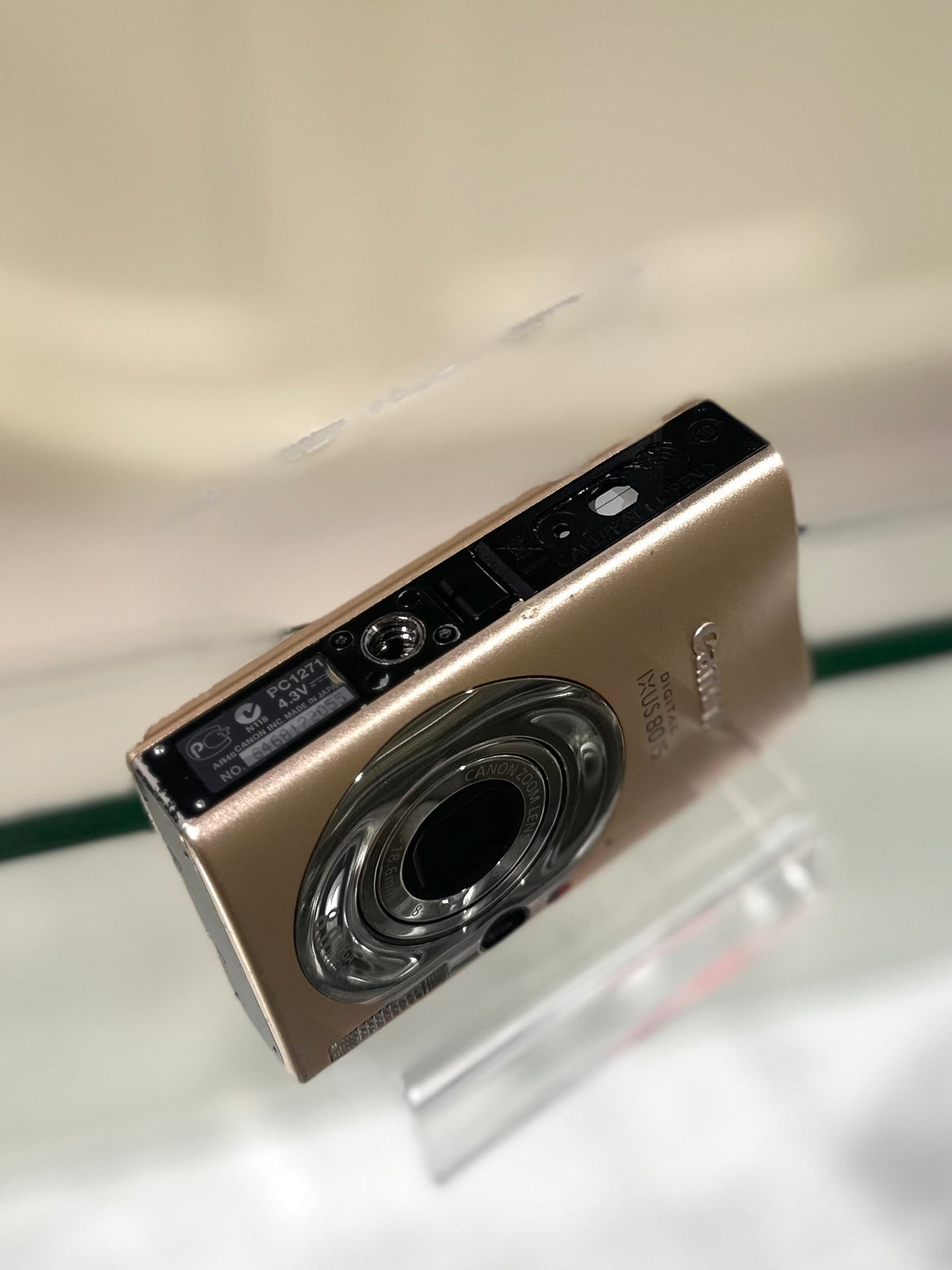 Canon IXUS 80is in champagne gold