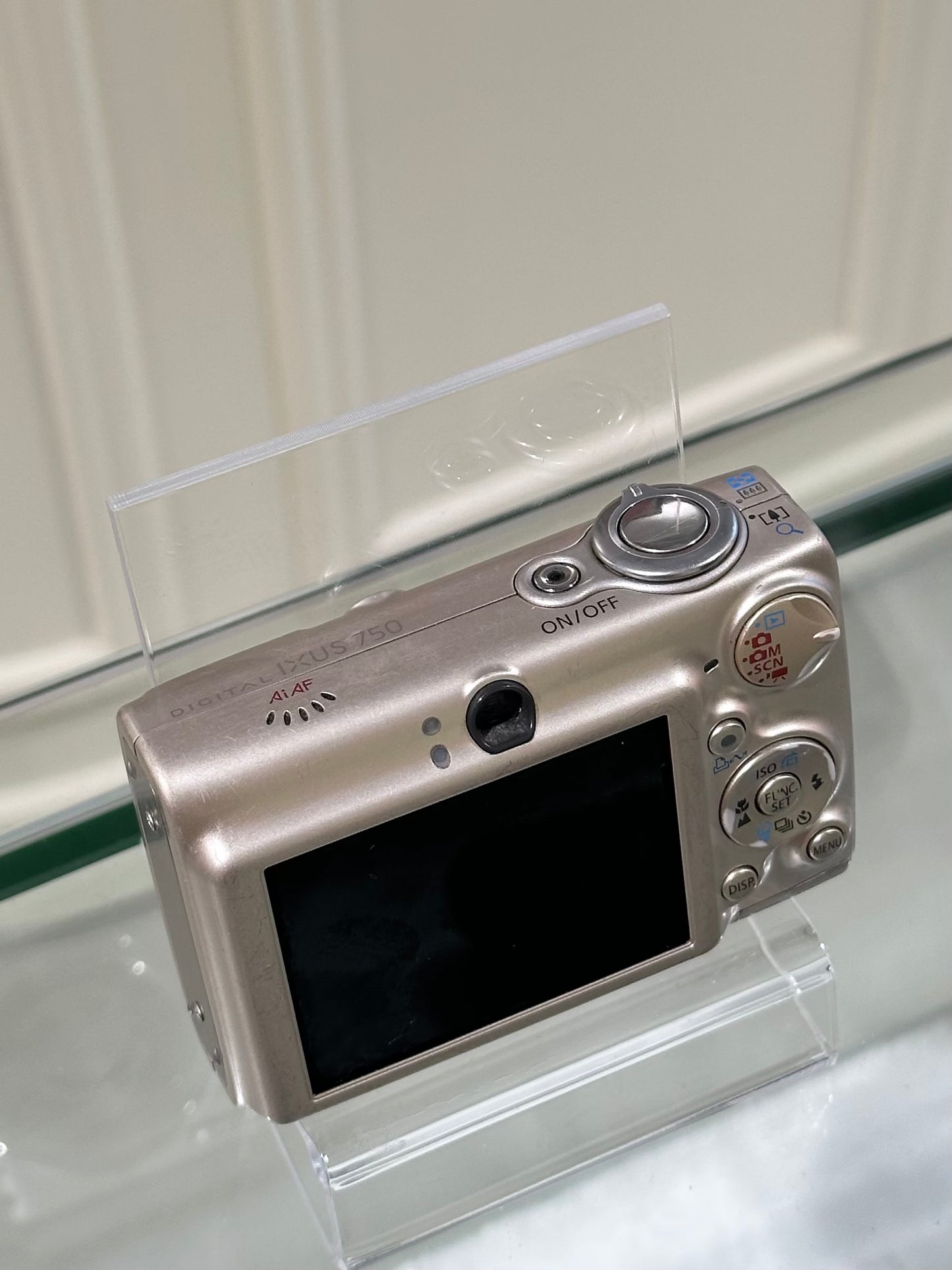 Canon IXUS 750is in gold