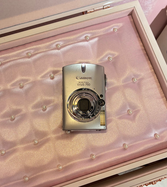 Canon IXUS 750