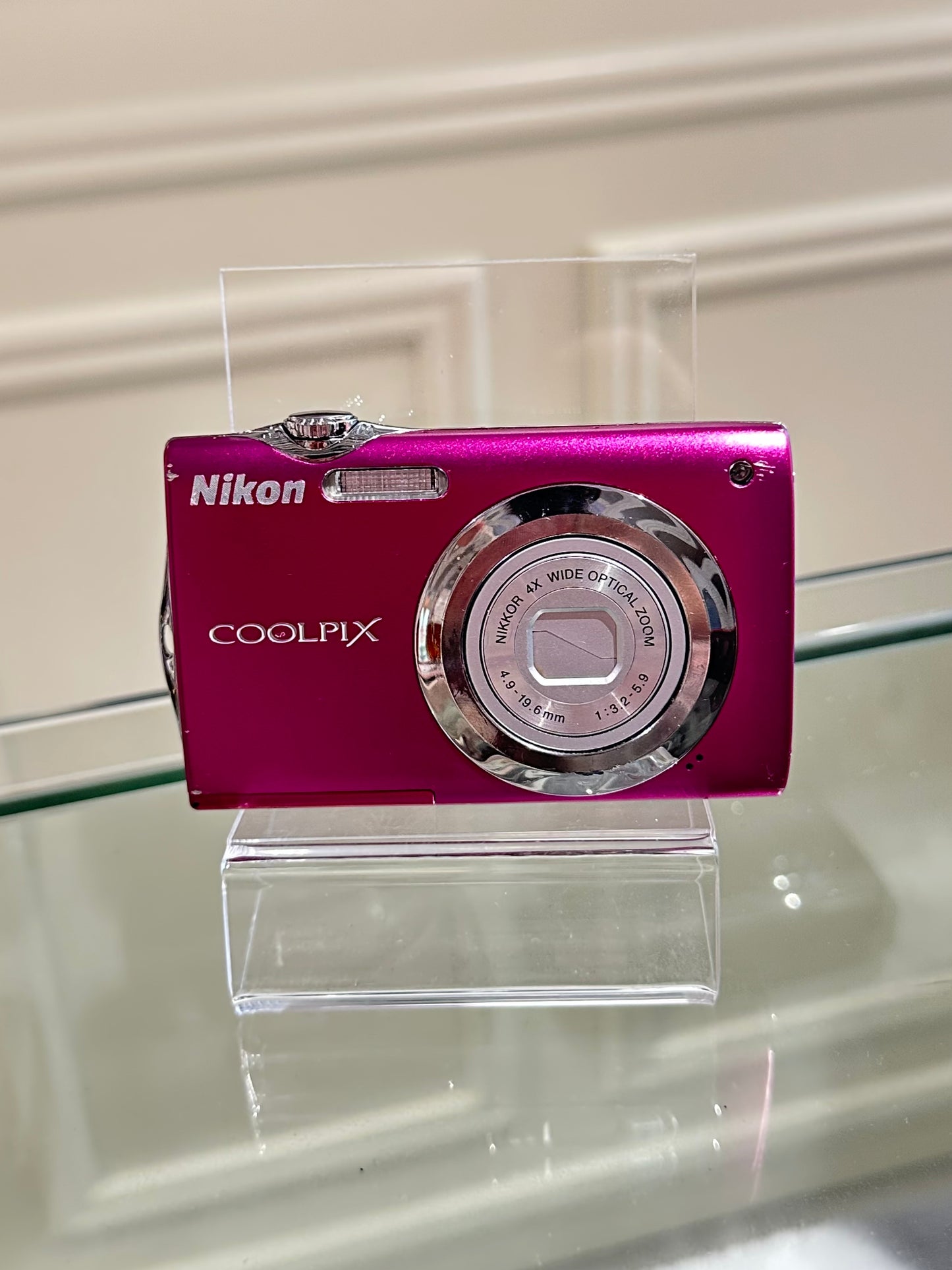 Nikon Coolpix S3000 in purple