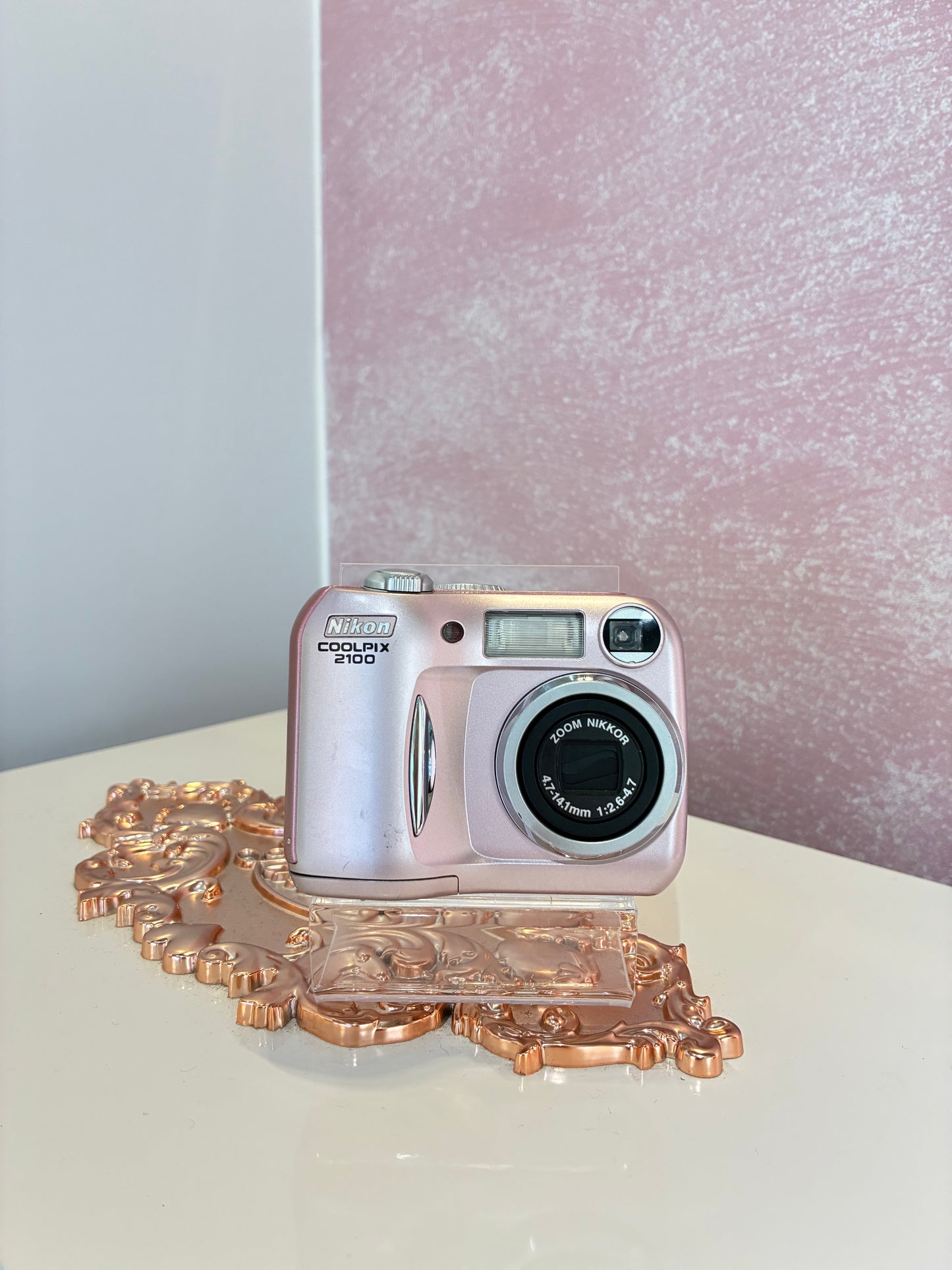 Nikon Coolpix 2100 in pink