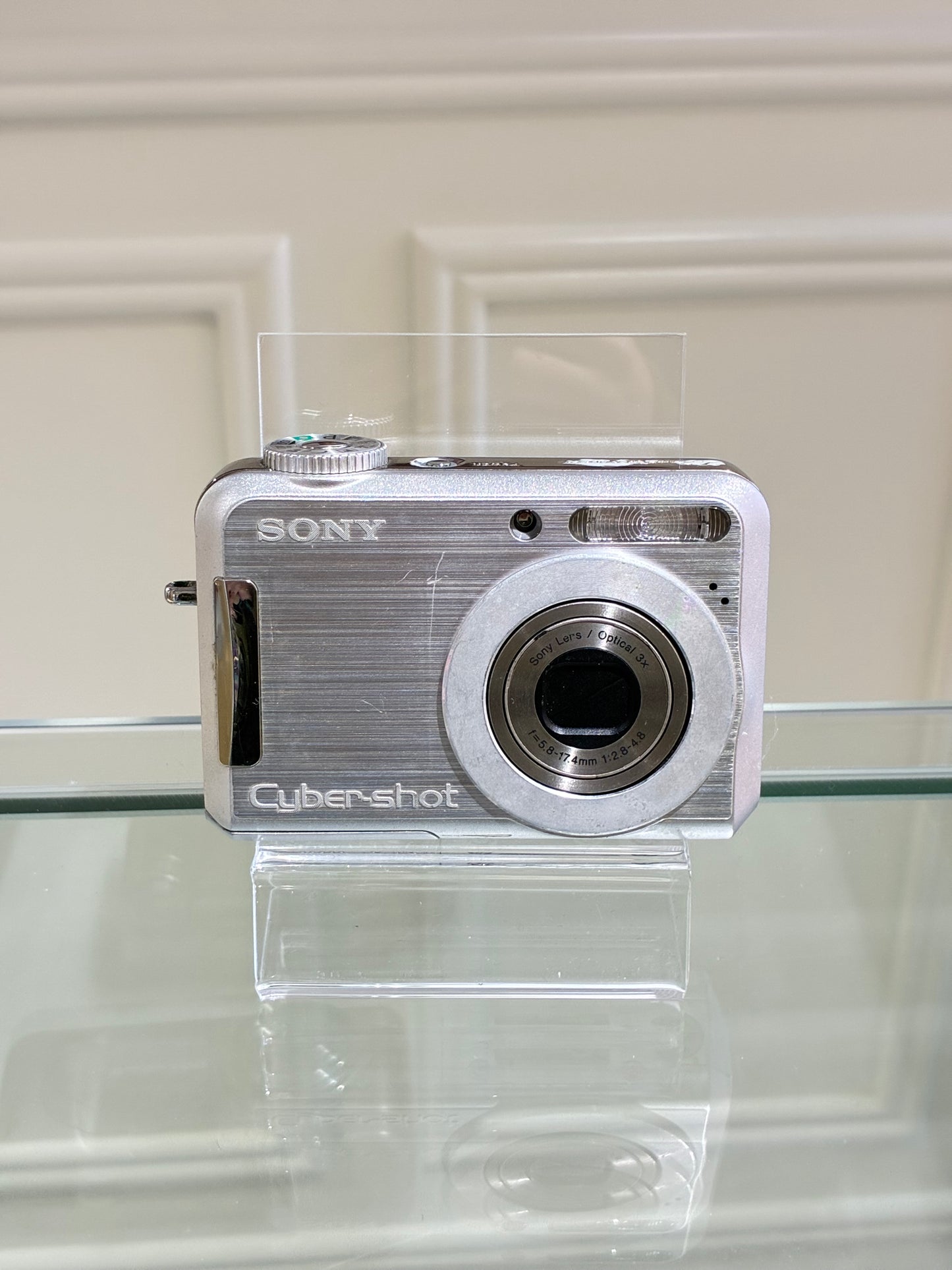 Sony Cybershot DSC-S700 in silver